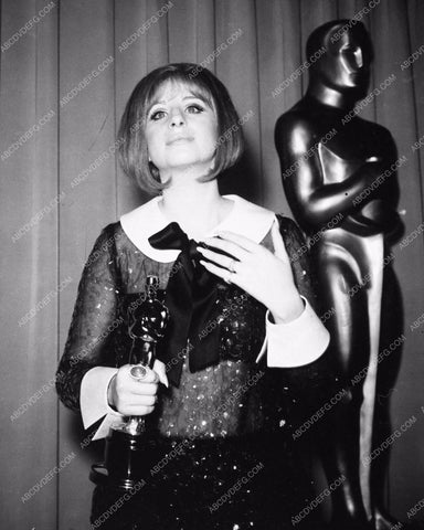 Barbra Streisand 1968 Academy Awards with Oscar 2909a-25