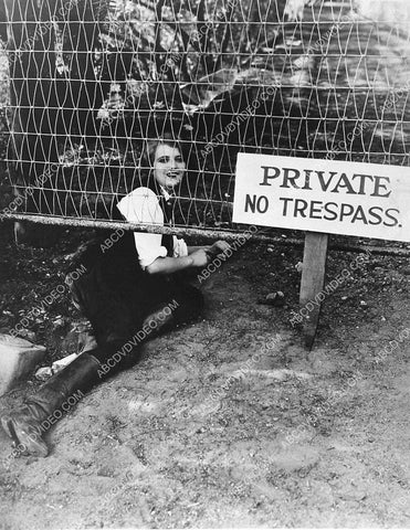 cute Eileen Sedgwick crawling under the fence 2972-16