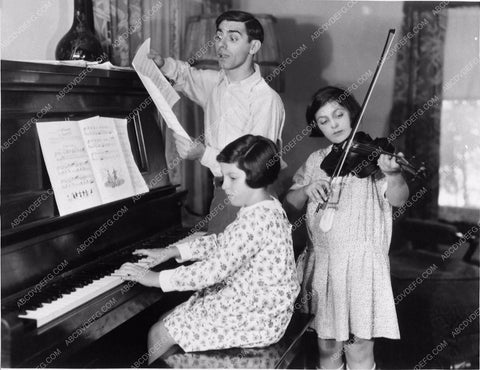 Eddie Cantor at piano with famuily 3002-28