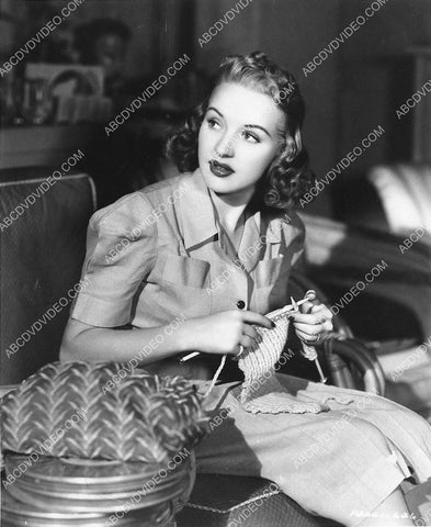 candid Betty Grable does some knitting 3030-07