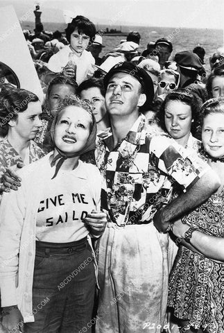 cool candid Betty Grable in a crowd 3031-23