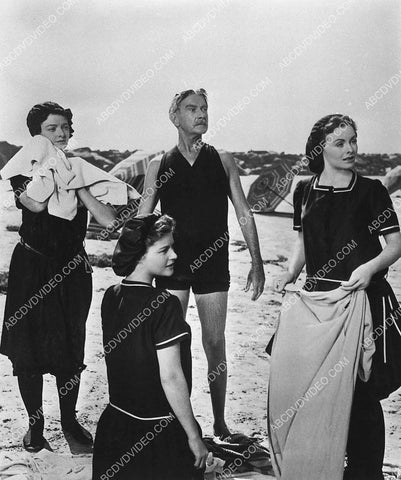 Clifton Webb Myrna Loy take kids to beach film Cheaper By the Dozen 3032-22