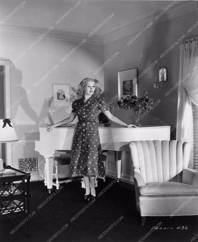candid Hollywood Betty Grable at home 3068-12