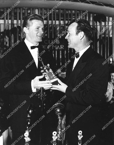 is Steve Forrest giving Roy Rogers an award or the other way around 3084-18