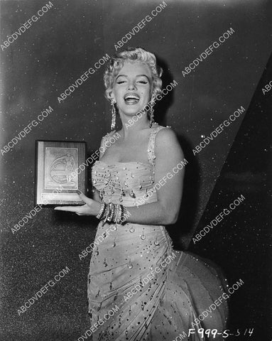 Marilyn Monroe gets some award 3084-35