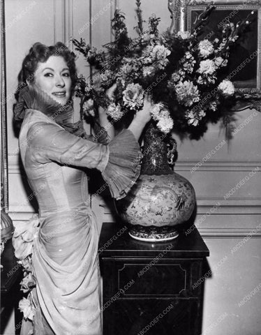 candid Greer Garson arranging flowers behind the scenes 3104-12