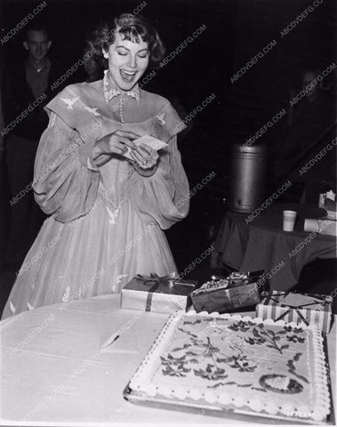 great candid Ava Gardner and Birthday Cake behind the scenes 3104-25