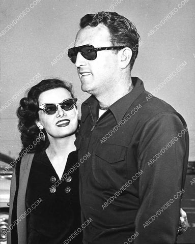 great candid news photo Jane Russell w husband Bob Waterfield 3105-10