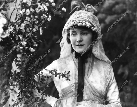 Mae Marsh portrait in the garden 3166-28