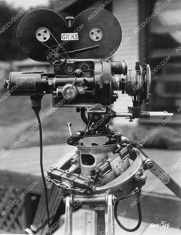 cool old time movie camera w special tripod for sea filming 3202-29