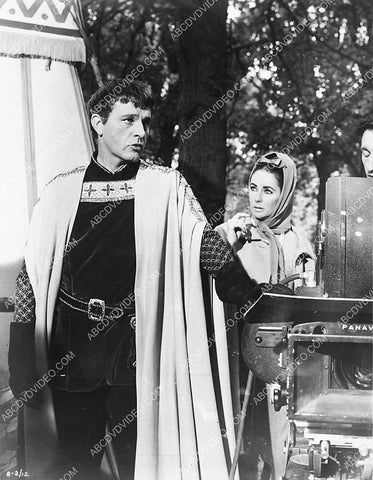 Richard Burton Elizabeth Taylor w Panavision camera behind the scenes film Becket 3259-08