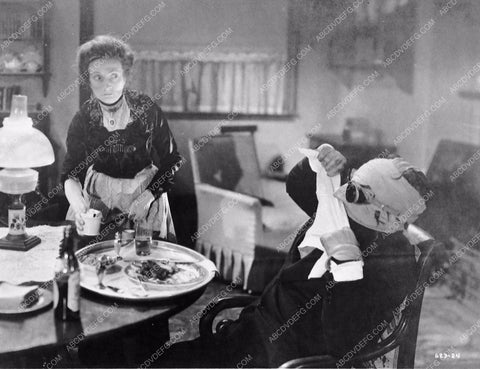 Claude Rains Una O'Connor classic horror film The Invisible Man 3267-14