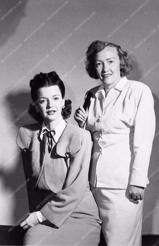Dale Evans and her hairdresser 3285-10