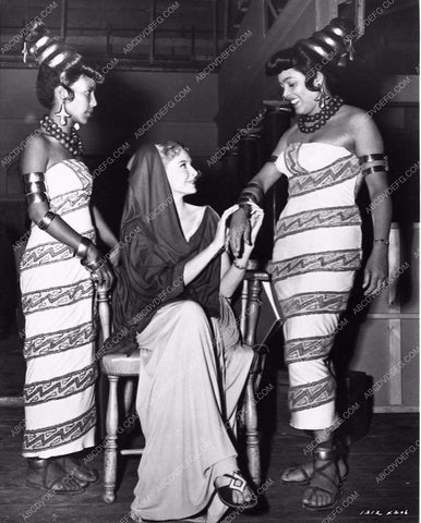 Deborah Kerr behind the scenes with extras film Quo Vadis 3355-04