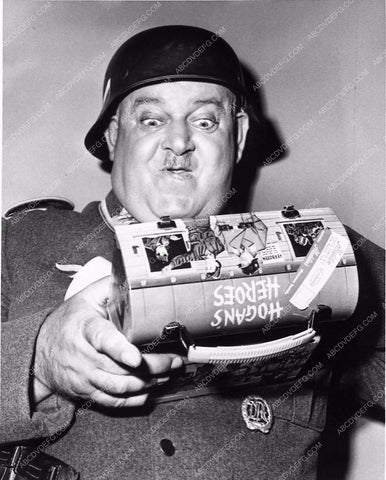 John Banner checking out TV show Hogan's Heroes lunch box 3355-28