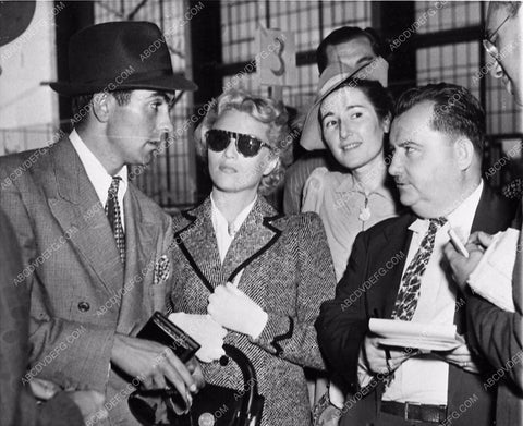 news photo candid Tyrone Power and wife Annabella swarmed by the press 3388-07