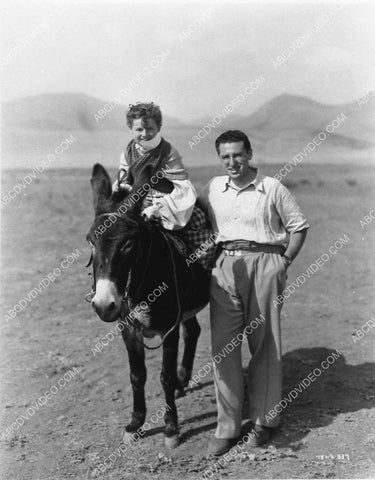 great candid Freddie Bartholomew w director George Cukor 3516-04