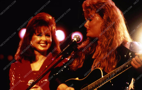Wynonna Judd Naomi Judd on stage 35m-714