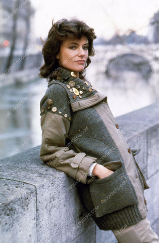 Jacqueline Bisset outdoors portrait 35m-868