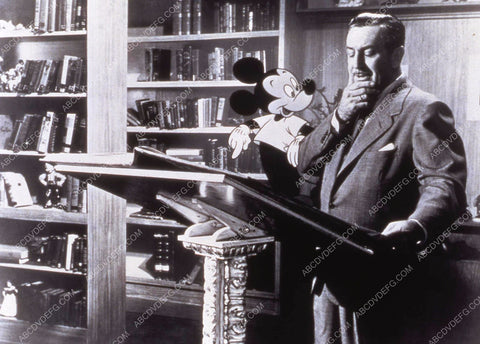 Mickey Mouse gives Walt Disney some advice 35m-12191