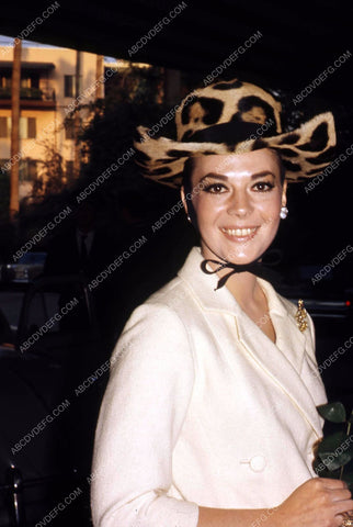 Natalie Wood in her cool safari hat 35m-13214