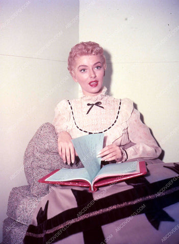 Peggie Castle reading the script TV Cheyenne 35m-13342