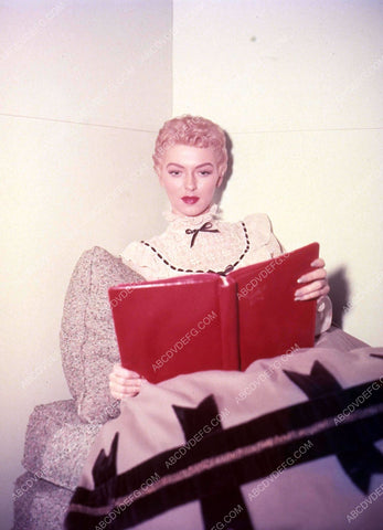 Peggie Castle reading the script TV Cheyenne 35m-13374