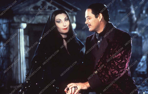 Anjelica Huston Raul Julia film Addams Family Values 35m-13557-2