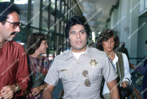 candid Erik Estrada behind the scenes TV CHiPs 35m-14219