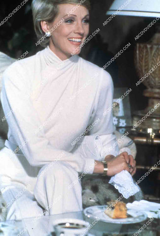 Julie andrews giving an interview maybe 35m-15043