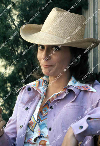 Elizabeth Ashley posing outdoors 35m-15140