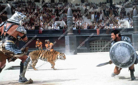 Russell Crowe in the arena w the tiger film Gladiator 35m-15854