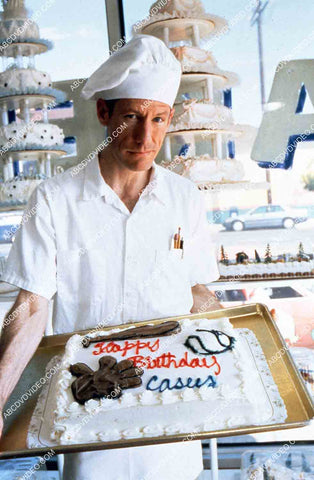 Lyle Lovett w birthday cake film Short Cuts 35m-16184