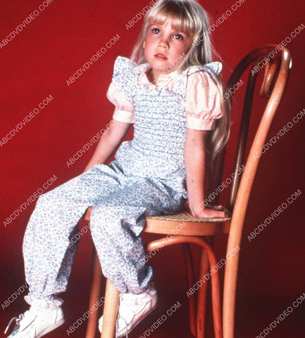 Heather O'Rourke sitting on a chair 35m-16711