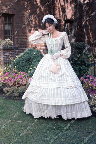 Barbara Parkins out in the garden 35m-16770