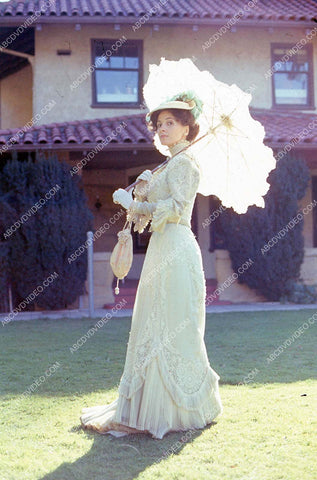 Barbara Parkins in the sunshine w parasol 35m-16777