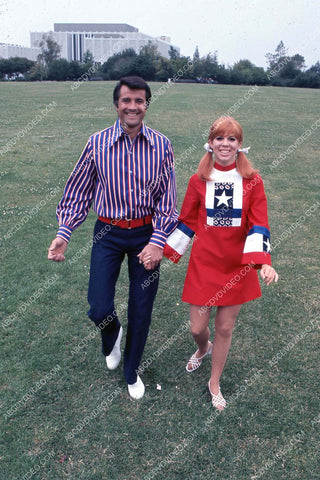 Lyle Waggoner Vicki Lawrence spend a day in the park 35m-16887