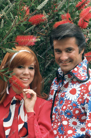 Lyle Waggoner Vicki Lawrence spend a day in the park 35m-16890