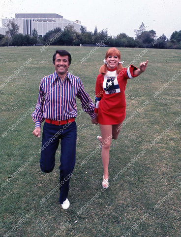 Lyle Waggoner Vicki Lawrence spend a day in the park 35m-16892