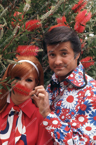 Lyle Waggoner Vicki Lawrence spend a day in the park 35m-16894