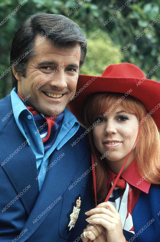 Lyle Waggoner Vicki Lawrence spend a day in the park 35m-16895