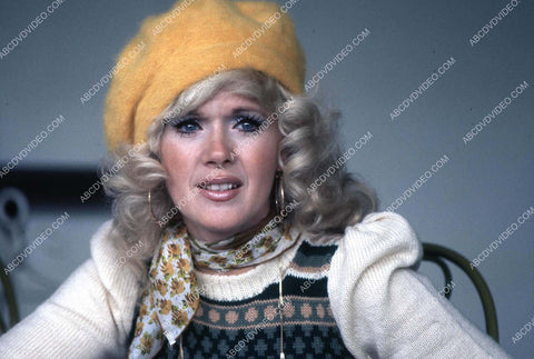 Connie Stevens in a fuzzy yellow hat 35m-17031