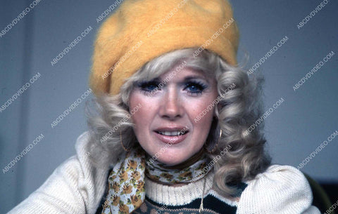 Connie Stevens in a fuzzy yellow hat 35m-17032