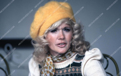 Connie Stevens in a fuzzy yellow hat 35m-17036