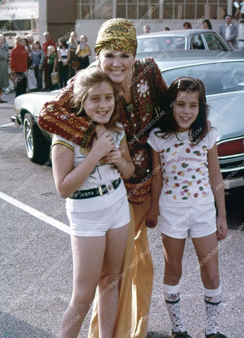 candid Connie Stevens w her daughters 35m-17039