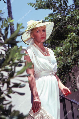 Stella Stevens out in the sunshine 35m-17058