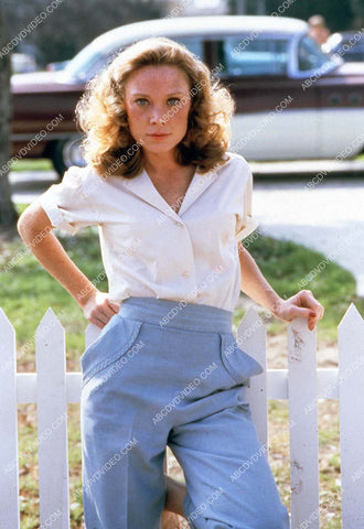 Sissy Spacek leaning on the fence 35m-17379