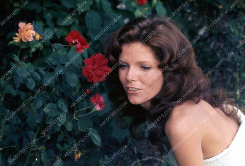 beautiful Samantha Eggar out among the flowers 35m-3870