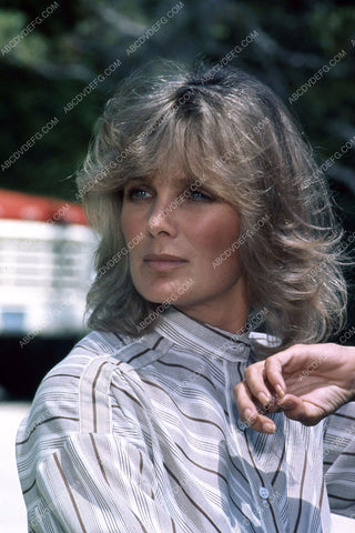 beautiful Linda Evans outdoors pic 35m-3906