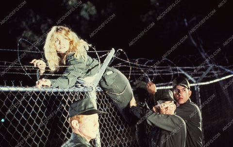Goldie Hawn tangled in barbed wire film Private Benjamin 35m-5040